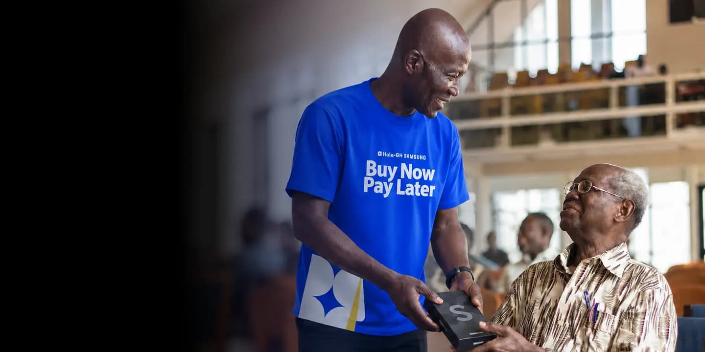 A Hala-GH agent handing a customer their new phone